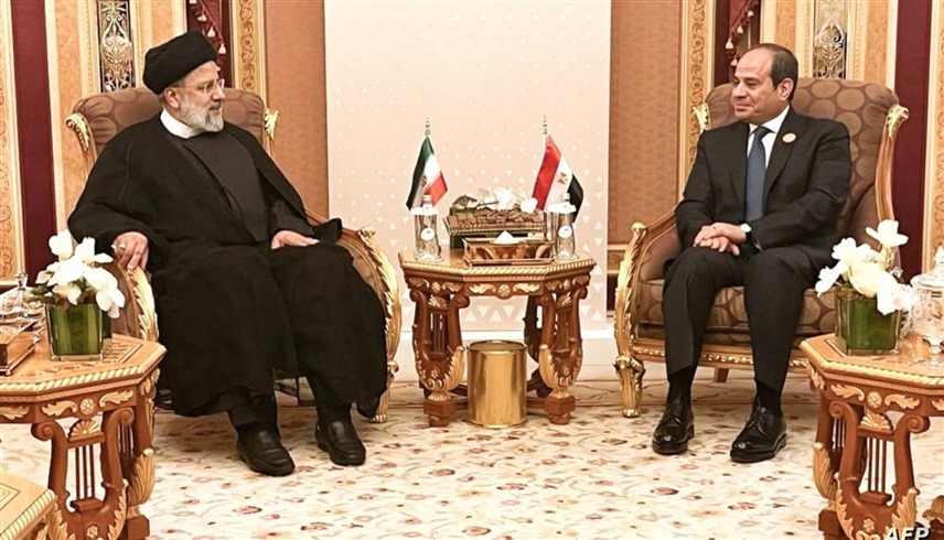 الرئيسان المصري عبدالفتاح السيسي والإيراني إبراهيم رئيسي (أ ف ب)