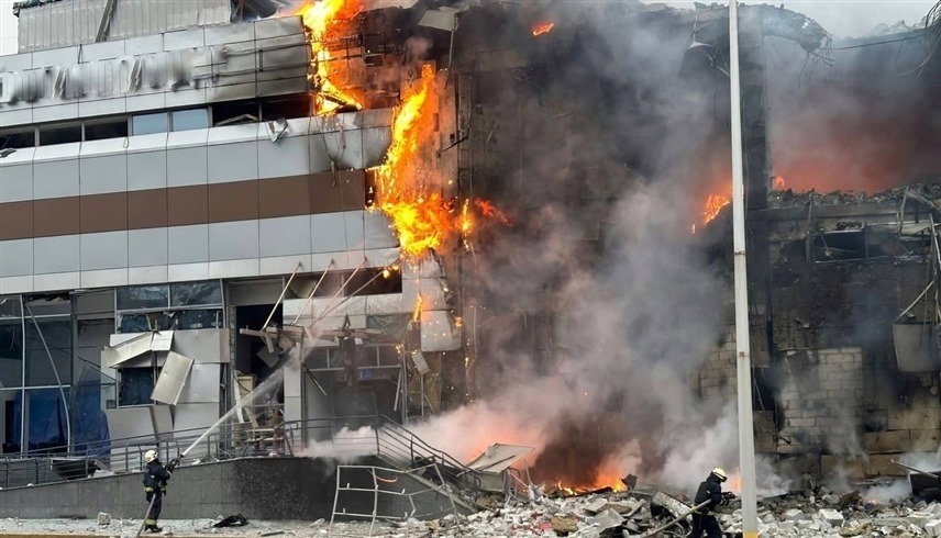نيران تشتعل في مبنى بكييف بعد قصف روسي (أ ف ب)