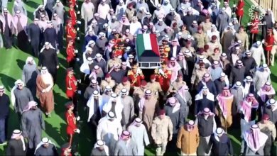 أمير الكويت يؤدي صلاة الميت على نواف الصباح - أخبار السعودية