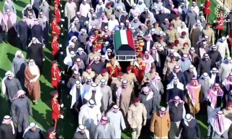 أمير الكويت يؤدي صلاة الميت على نواف الصباح - أخبار السعودية