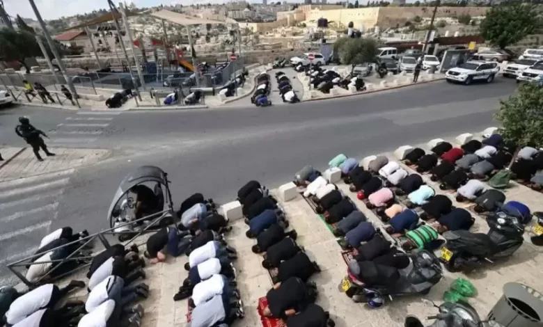 الاحتلال يعتدي على المصلين في المسجد الأقصى