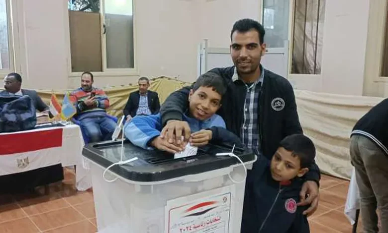 الاغتراب ممنعهوش.. «رمضان» اصطحب طفليه للتصويت: «بعلمهم المشاركة»