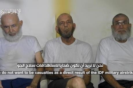 القسام تنشر رسالة لأسرى إسرائيليين : لا تتركونا نشيخ - فيديو