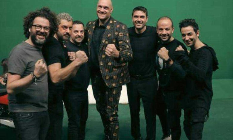 بطل الملاكمة تايسون فيوري في زيارة لكواليس فيلم «ولاد رزق 3» بالرياض