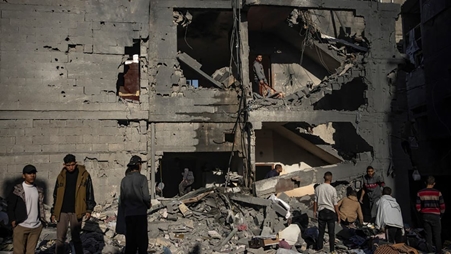 عشرات القتلى والجرحى بقصف إسرائيلي على غزة.. والقسام ترد