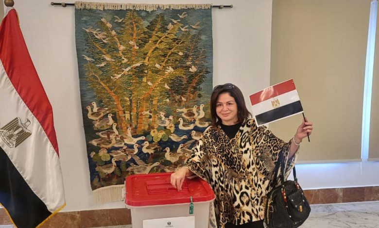 فيديو.. إلهام شاهين تدلي بصوتها في الانتخابات الرئاسية بسفارة مصر في تونس