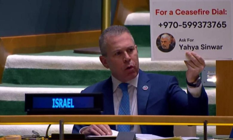 مندوب" إسرائيل" يرفع رقم هاتف في الأمم المتحدة ويزعم أنه يخص السنوار (فيديو)