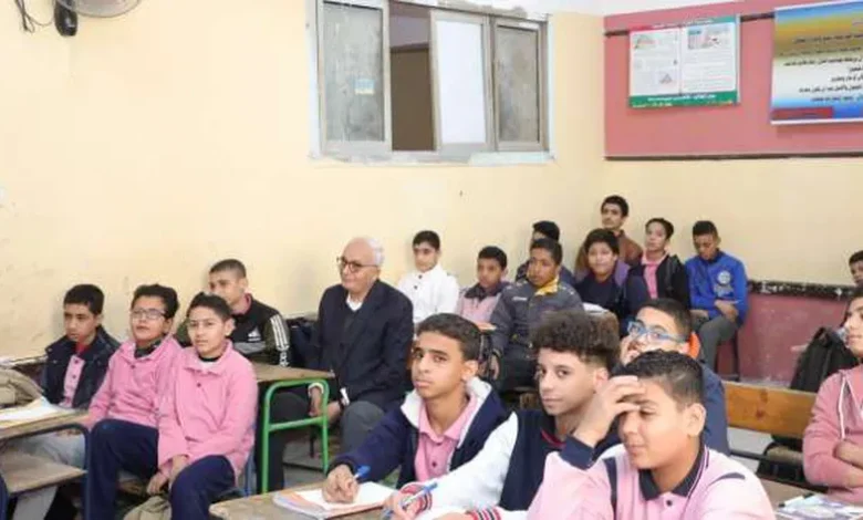 وزير التعليم يجاور الطلاب في مدرسة بالجيزة.. ويحذّرهم من «الغياب»