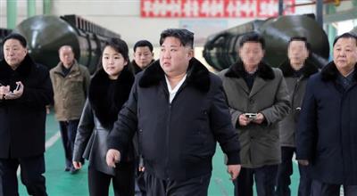 زعيم كوريا الشمالية يأمر بزيادة إنتاج قاذفات الصواريخ