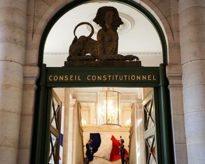 المجلس الدستوري في فرنسا يلغي كثيرا من بنود قانون الهجرة الصارم