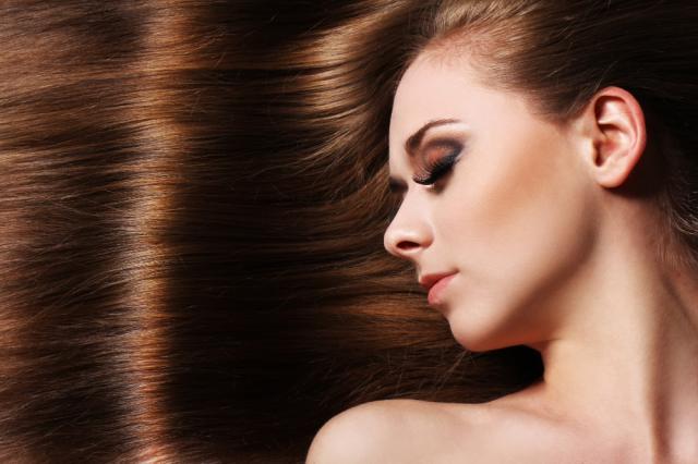 خلطات طبيعية ونصائح لزيادة لمعان الشعر