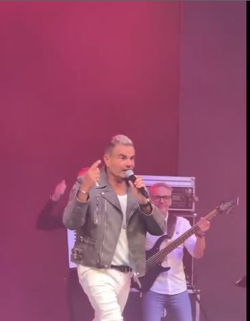 عمرو دياب يشعل حفل القرية العالمية بدبي يأغنية «تملي معاك»