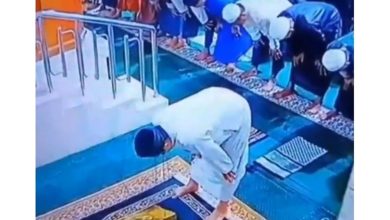 فيديو متداول.. مشهد مؤثر لوفاة إمام مسجد وهو ساجد...