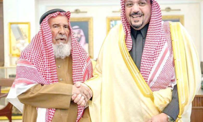 أمير القصيم يكرّم مواطناً لجهوده في تعزيز الوعي بالمحافظة على البيئة - أخبار السعودية
