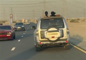 شرطة دبي: عقوبة خروج الركاب من نوافذ السيارات.. حجز المركبة 60 يوماً وخصم 23 نقطة مرورية