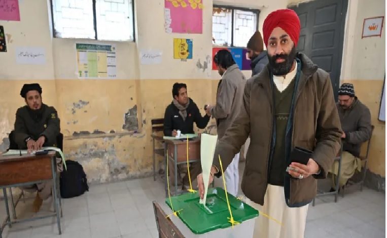 الباكستانيون يدلون بأصواتهم في الانتخابات التشريعية والإقليمية