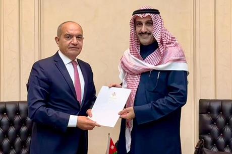 السفير العضايلة يسلّم وثيقة تصديق الأردن على اتفاقية العمل العربية