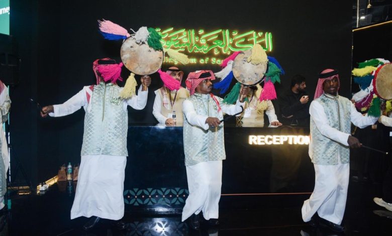 "العرضة السعودية" تُبهر الجمهور الهندي في معرض نيودلهي الدولي للكتاب 2024