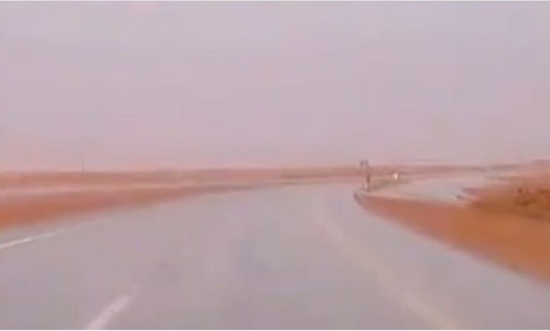 تساقط أمطار صباحية بين حزم الجلاميد وعرعر شمال المملكة (فيديو)...