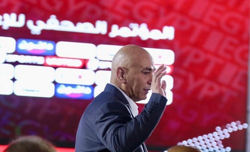 حسام حسن يتابع مباراة المقاولون والمصري من استاد برج العرب