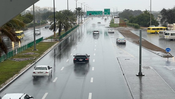 شرطة أبوظبي تناشد السائقين بالالتزام بالقيادة الآمنة خلال هطول الأمطار