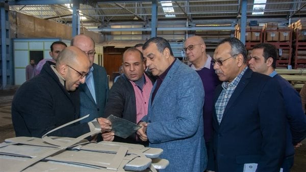 وزير الإنتاج الحربي يجري زيارة مفاجئة لشركة شبرا للصناعات الهندسية
