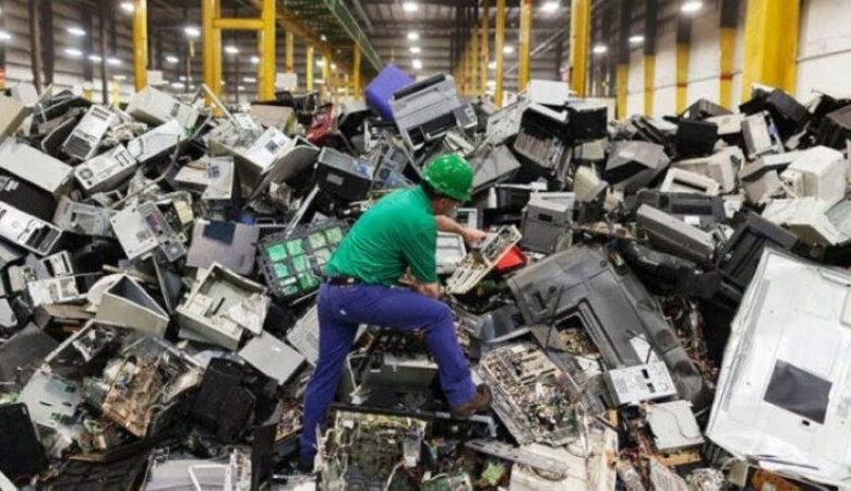 النفايات الإلكترونية ترتفع بمعدل 5 مرات أسرع من الكمية التي يتم إعادة تدويرها (تقرير)