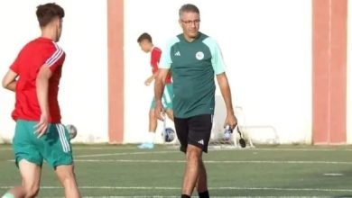 مدرب منتخب الجزائر يصفع لاعبيه أمام الجماهير